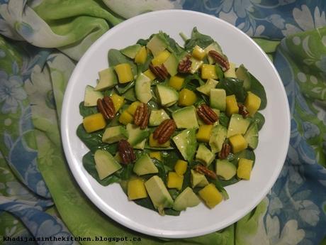 SALADE À LA MANGUE, À L'AVOCAT ET AUX ÉPINARDS / MANGO, AVOCADO, SPINACH SALAD / ENSALADA DE MANGO, AVOCADO Y ESPINACA /سلطة الافوكادو و المانجو و السبانخ