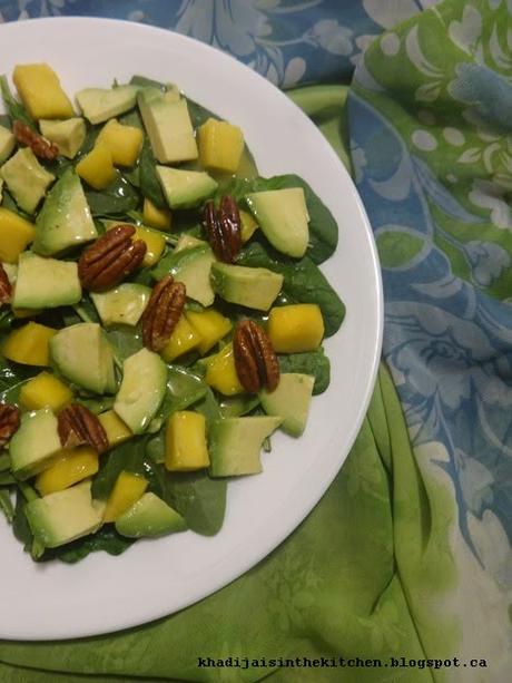 SALADE À LA MANGUE, À L'AVOCAT ET AUX ÉPINARDS / MANGO, AVOCADO, SPINACH SALAD / ENSALADA DE MANGO, AVOCADO Y ESPINACA /سلطة الافوكادو و المانجو و السبانخ