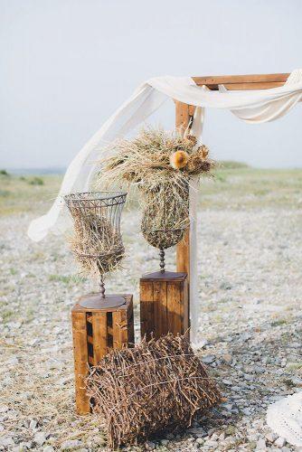 bohemian wedding decorations details with straw in vase with flowers valentina oprandi