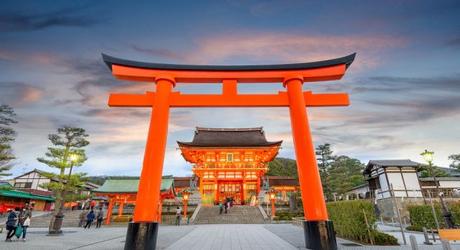 At the main gate of Fushimi Inara