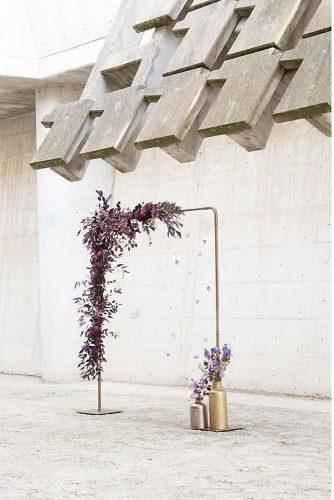 minimalist wedding decor gold metallic arch with purple flowers nuria cienfuegos photography