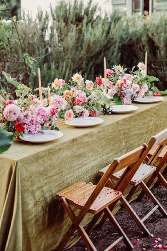 natural wedding décor green tablecloth and rink flower centerpieces jonachristinaphoto