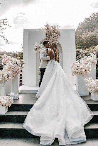 modern wedding decor ideas minimalist white ceremony with orchid and rose flowers siempreweddings