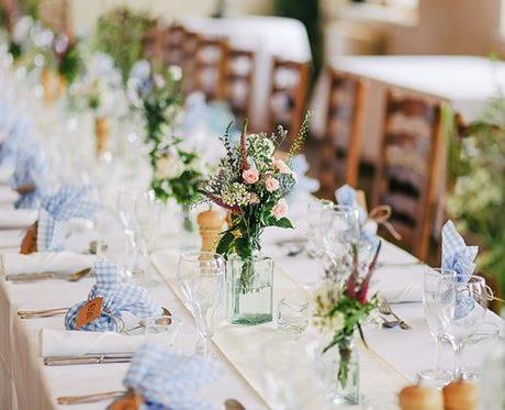 modern wedding table decor with flowers