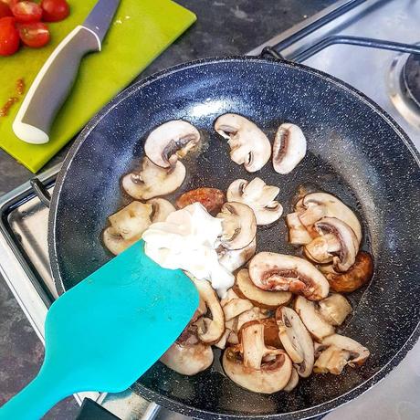 Recipe|| Creamy, paprika mushrooms on toast