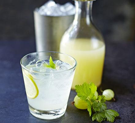 10 Easy Classic Cocktails Every Man Should Know How to Make at Home