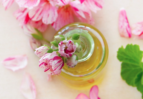 How You Can Make DIY Cosmetics With Essential Oils