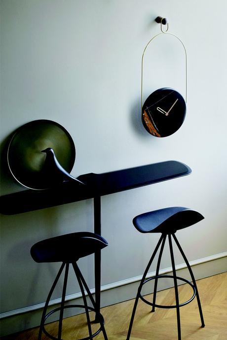 Stylish timepieces to uplift your walls with uniqueness