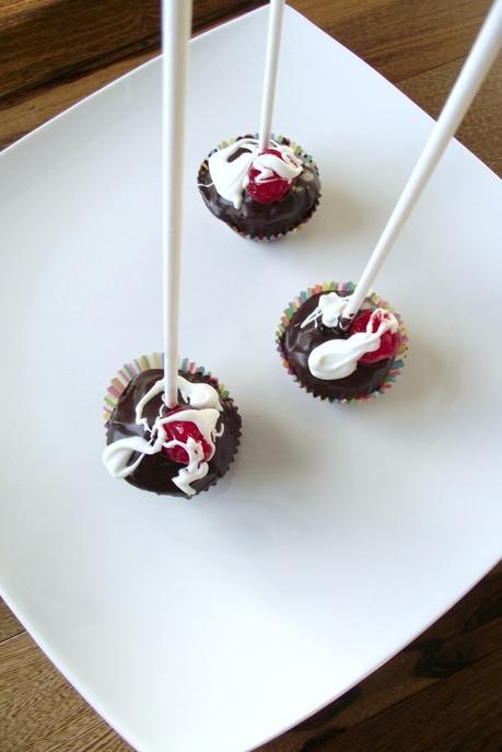 HOT FUDGE SUNDAE CAKE POPS