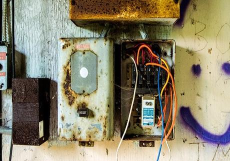 What are signs of a bad Circuit breaker?