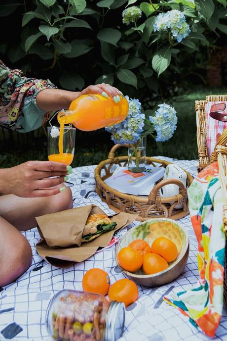 summertime picnic, backyard picnic, picnic basket wicker, picnic food ideas, juice jars, dc blogger, hydrangea picnic, outdoor picnic set up, myriad musings, saumya shiohare