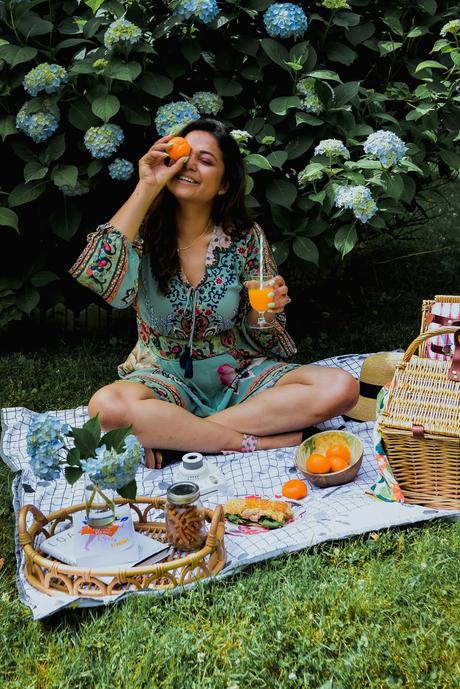 summertime picnic, backyard picnic, picnic basket wicker, picnic food ideas, juice jars, dc blogger, hydrangea picnic, outdoor picnic set up, myriad musings, saumya shiohare