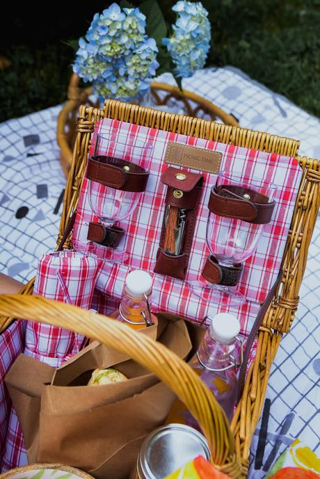 summertime picnic, backyard picnic, picnic basket wicker, picnic food ideas, juice jars, dc blogger, hydrangea picnic, outdoor picnic set up, myriad musings, saumya shiohare