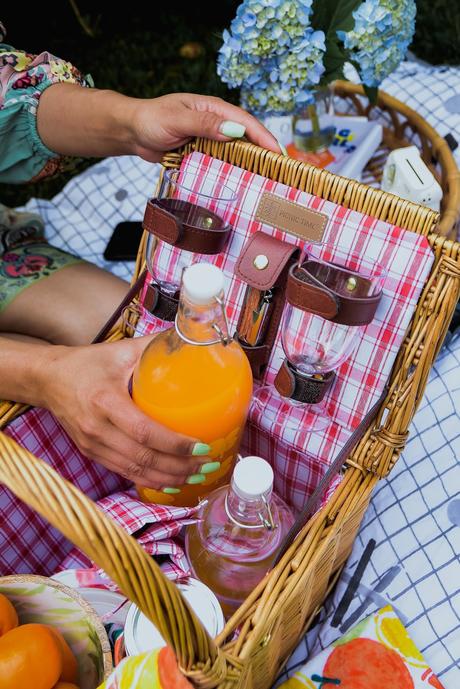 summertime picnic, backyard picnic, picnic basket wicker, picnic food ideas, juice jars, dc blogger, hydrangea picnic, outdoor picnic set up, myriad musings, saumya shiohare