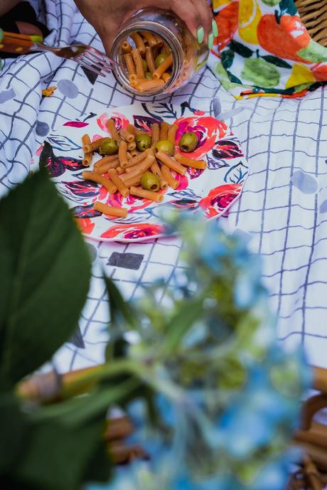 summertime picnic, backyard picnic, picnic basket wicker, picnic food ideas, juice jars, dc blogger, hydrangea picnic, outdoor picnic set up, myriad musings, saumya shiohare