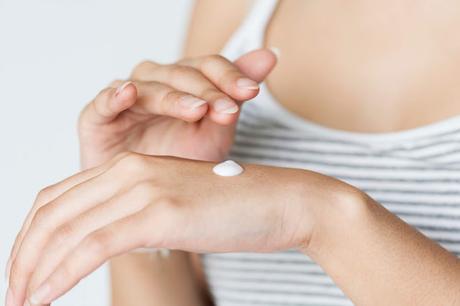 girl applying moisturizer what is a water based moisturizer