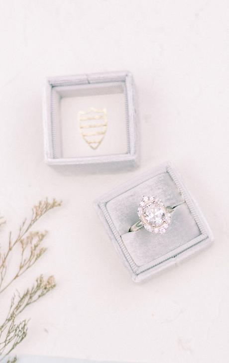 Beautiful elopement styled shoot in nature beautiful-elopement-styled-shoot-nature_08x