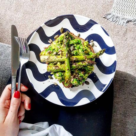 Recipe || Smashed pea & avocado toast with asparagus