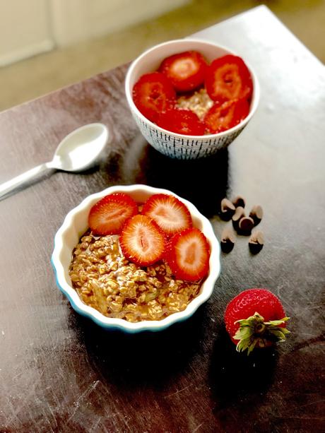 ‘Chocolate covered strawberries’ overnight oats | Vegan | Sugar free | Clean eating