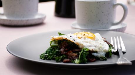 Grillin’ with KetoConnect: Episode #9 – Crispy bacon & kale with fried eggs