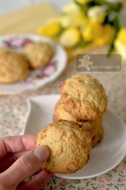 buttery crumbly lemon butter cookies 