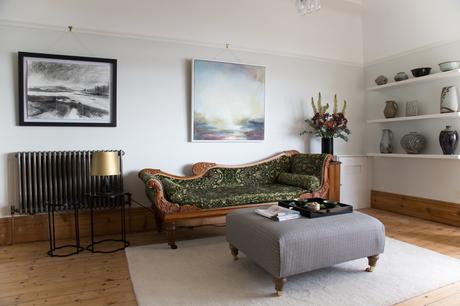 living room with a chaise longue