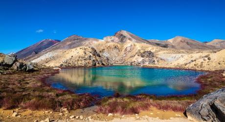 Beautiful Emerald Lake on the Tongariro Northern Circuit, New Zealand