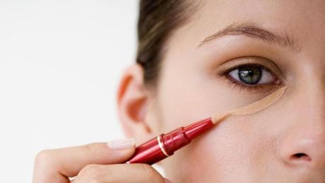 How to hide dark circles like a pro using a concealer!