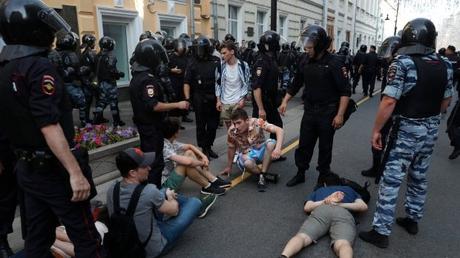 Russian police arrest more than 1,000 in Moscow protest