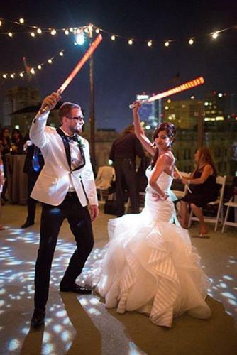 star wars wedding newlyweds dancing with lightsabers
