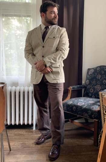 Bond’s Cream Safari Jacket and Tie in The Man with the Golden Gun Bond’s Cream Safari Jacket and Tie in The Man with the Golden Gun