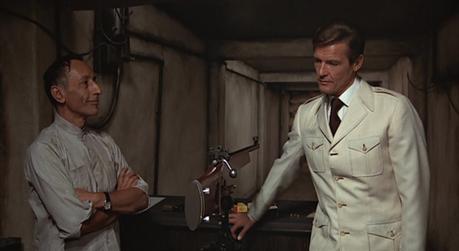 Bond’s Cream Safari Jacket and Tie in The Man with the Golden Gun Bond’s Cream Safari Jacket and Tie in The Man with the Golden Gun