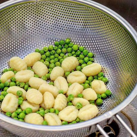 Recipe|| Garlic, Black Pepper Mushroom & Pea Gnocchi