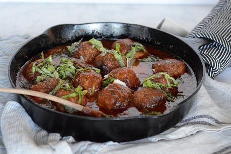 mediterranean meatballs with red gravy