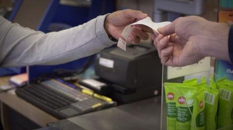 Canadian grocers urged to ban receipts containing cancer-linked chemicals