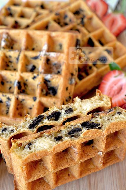 easy crispy Oreo waffles cookies and cream waffles