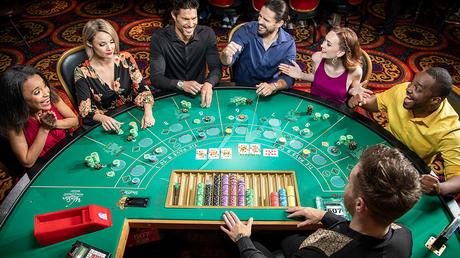 people playing midi baccarat