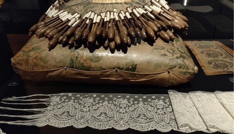 Of bobbins and beautiful patterns:  Fashion and Lace museum, Brussels