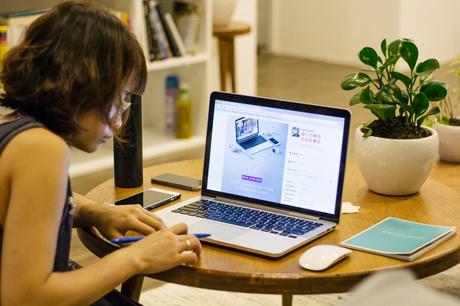 AirBnB Welcome e-mail Templates! woman browsing on her laptop