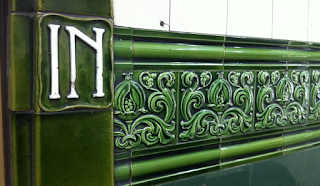Vile re-tiling on The Queen's Head, Essex Rd
