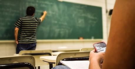 Montreal high school bans cellphone use, even outside of class