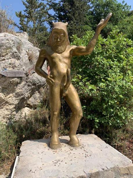 10 Bizarre Naked Men Statues Around The World