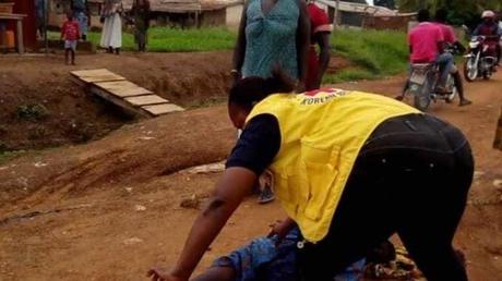 Goodness Gracious! Nurse Takes Pregnant Woman’s Delivery On The Road (Graphic Photos)