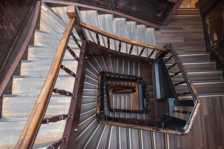 Square spiral staircase