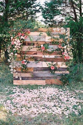 outdoor wedding ideas wooden decor with flowers