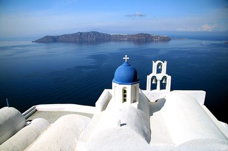 Car rental in Santorini: 5 useful tips to know when driving on the island