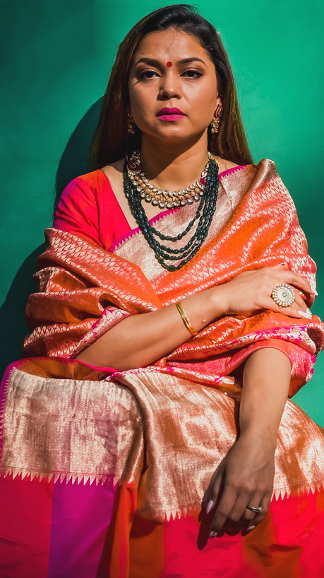 diwali outfit, desi avatar, banarasisari, pink and orange sari, pink and ornage outfit, mojri, sari photograohy, sari photoshoot, myriad musings, saumya shiohare 