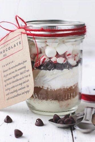 christmas wedding ideas hot chocolate mix jars wedding favors