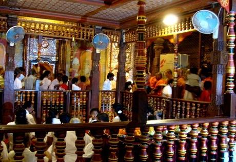 Kandy Perahera: Showcasing Buddha’s Tooth in Sri Lanka