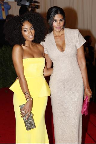 RED CARPET KINKS | Solange Rocks Big Curly Afro at the Met Gala 2012!